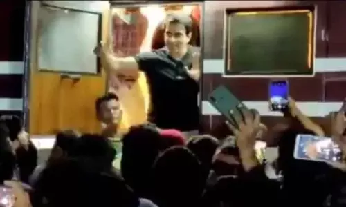 ఆకాశానికి చేరిన సోనూ సూద్ క్రేజ్ : హైదరాబాద్లో ఆయనను కలిసేందుకు భారీగా వెళ్లిన ఫ్యాన్స్ ఆకాశానికి చేరిన సోనూ సూద్ క్రేజ్ : హైదరాబాద్లో ఆయనను కలిసేందుకు భారీగా వెళ్లిన ఫ్యాన్స్