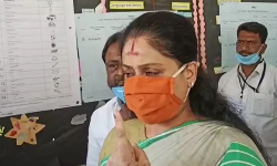 కాషాయం మాస్క్ తొ ఓటేసిన విజయశాంతి