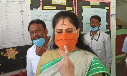 ఓటు వేసిన రాములమ్మ ఓటు వేసిన రాములమ్మ