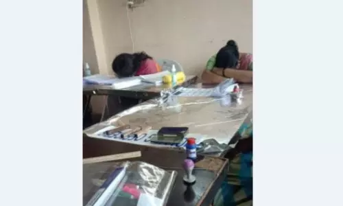 ఓటర్లు లేక కునుకు తీస్తున్న సిబ్బంది