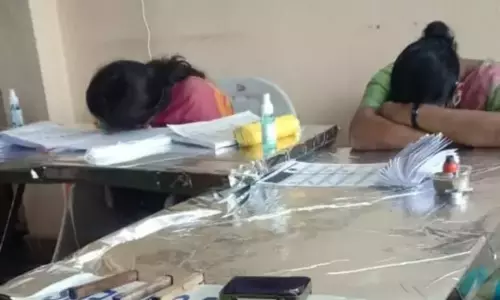ఓటర్లు రాలే.. పోలింగ్‌ బూతుల్లో విశ్రాంతి తీసుకుంటున్న సిబ్బంది