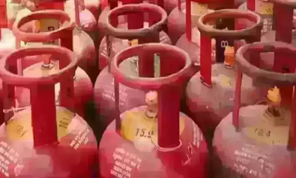 వినియోగదారులకు గ్యాస్‌ కంపెనీల షాక్ : ఒక్కో సిలిండర్‌పై రూ.50 పెంపు