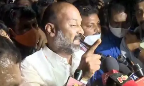 ఎస్ఈసీ పార్థసారధికి, డీజీపీకి బీజేపీ విజయాన్ని అంకితం చేస్తున్నా : బండి సంజయ్ ఎస్ఈసీ పార్థసారధికి, డీజీపీకి బీజేపీ విజయాన్ని అంకితం చేస్తున్నా : బండి సంజయ్