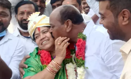 గెలిచిన భార్యకు ముద్దులతో అభినందించిన భర్త! గెలిచిన భార్యకు ముద్దులతో అభినందించిన భర్త!