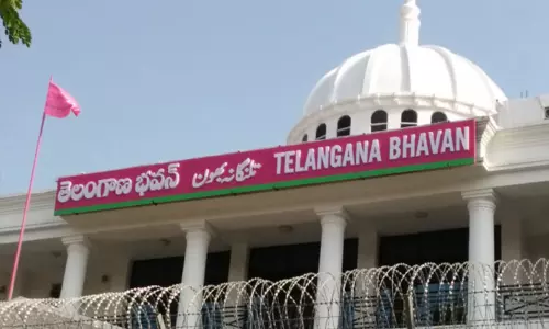 తెలంగాణ భవన్‌‌లో యువతి హల్‌చల్‌