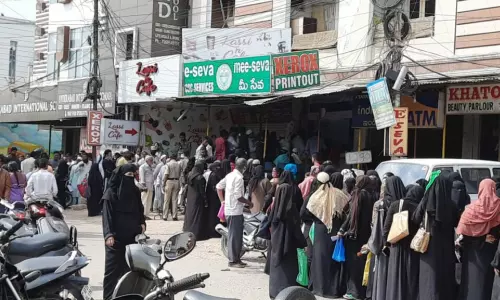 వరద సహాయం కోసం బాధితులు మీసేవ సెంటర్లకు రావొద్దు : GHMC కమిషనర్ వరద సహాయం కోసం బాధితులు మీసేవ సెంటర్లకు రావొద్దు : GHMC కమిషనర్