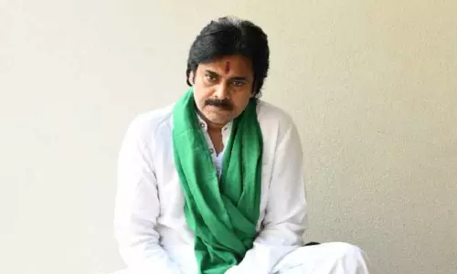 హైదరాబాద్‌లోని తన నివాసంలో దీక్ష చేపట్టిన పవన్‌ కళ్యాణ్‌