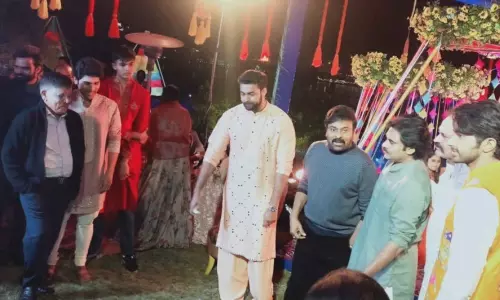 బంగారు కోడిపెట్టా పాటకు స్టేప్స్ వేసిన చిరంజీవి, సురేఖ బంగారు కోడిపెట్టా పాటకు స్టేప్స్ వేసిన చిరంజీవి, సురేఖ