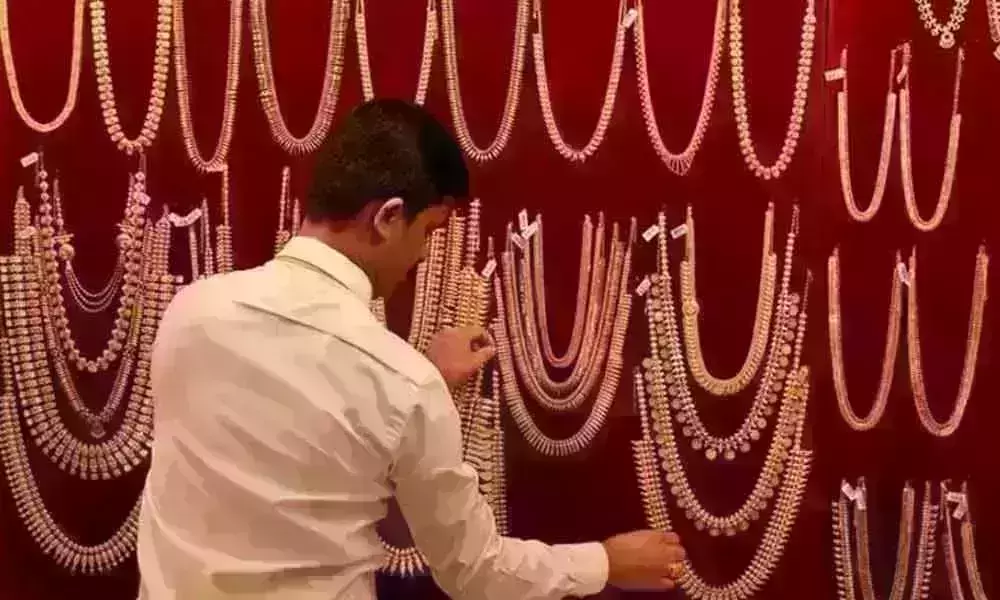 దేశీయ మార్కెట్ లో దిగివస్తున్న విలువైన లోహాల ధరలు..