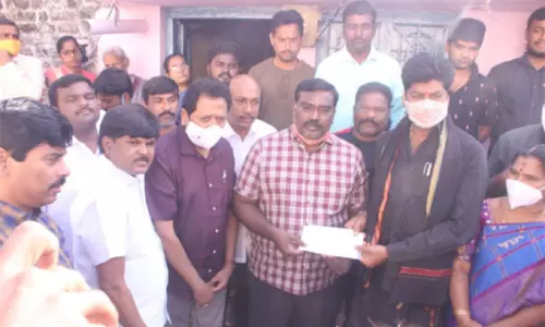 అభిమాని కుమార్తెకి మెగాస్టార్ లక్ష రూపాయల సాయం!