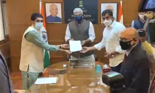 కేంద్ర జలశక్తి మంత్రితో మంత్రులు బుగ్గన, అనిల్‌ భేటీ