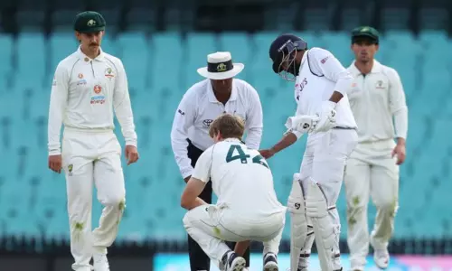 బుమ్రా షాట్‌.. ఆసీస్‌ బౌలర్‌కు తలకు గాయం!