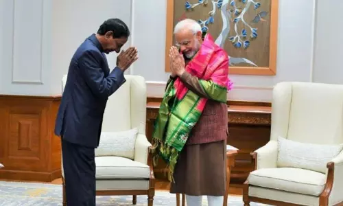 ప్రధాని మోడీని కలిసిన తెలంగాణ సీఎం కేసీఆర్.. రాష్ట్రానికి సంబంధించిన కీలక అంశాలపై చర్చ ప్రధాని మోడీని కలిసిన తెలంగాణ సీఎం కేసీఆర్.. రాష్ట్రానికి సంబంధించిన కీలక అంశాలపై చర్చ