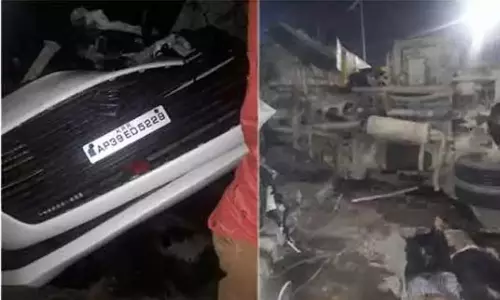 గచ్చిబౌలిలో ఘోర రోడ్డు ప్రమాదం.. నలుగురు మృతి గచ్చిబౌలిలో ఘోర రోడ్డు ప్రమాదం.. నలుగురు మృతి