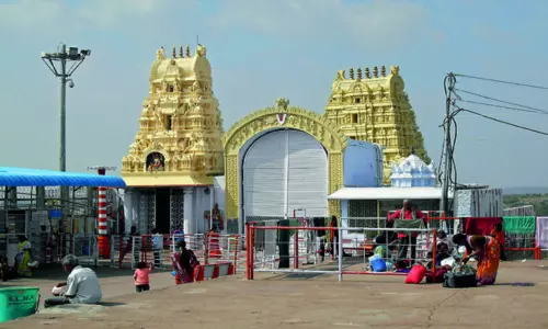 యాదాద్రి శ్రీలక్ష్మీనరసింహస్వామివారి దర్శనానికి పోటెత్తిన భక్తులు