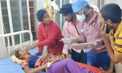 కర్నూలులో జనంపైకి దూసుకెళ్లిన డీసీఎం.. నలుగురు చిన్నారులు మృతి..