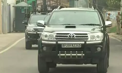 ఢిల్లీకి బయల్దేరిన సీఎం జగన్ ఢిల్లీకి బయల్దేరిన సీఎం జగన్