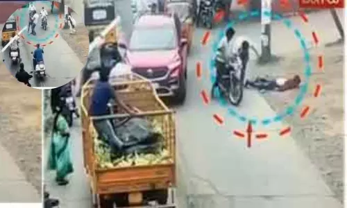 ఒంగోలులో నడిరోడ్డుపై యువకుడి హత్య ఒంగోలులో నడిరోడ్డుపై యువకుడి హత్య