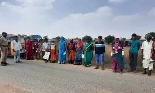 ఏందన్నా.. అది ఆటోనా ? మినీ బస్సా ?