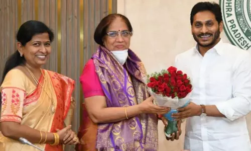 ఏపీ సీఎస్ నీలం సాహ్నీని సత్కరించిన సీఎం జగన్