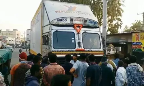 ఇద్దరు చిన్నారులను బలిగొన్న కంటైనర్ ఇద్దరు చిన్నారులను బలిగొన్న కంటైనర్