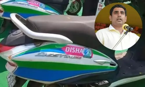 పోలీసు వాహనాలకు వైసీపీ రంగులా..? : నారా లోకేష్ ధ్వజం పోలీసు వాహనాలకు వైసీపీ రంగులా..? : నారా లోకేష్ ధ్వజం