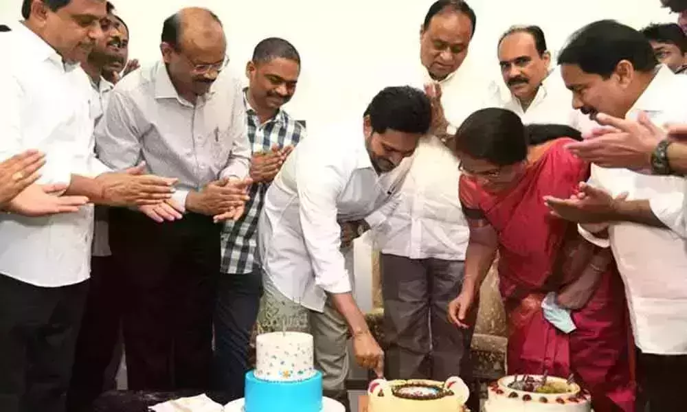 ఘనంగా సీఎం జగన్ పుట్టిన రోజు వేడుకలు ఘనంగా సీఎం జగన్ పుట్టిన రోజు వేడుకలు