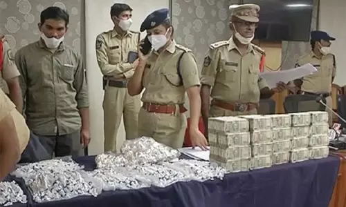 విశాఖలో భారీగా హవాలా మనీ పట్టివేత