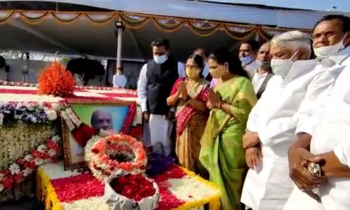 పీవీ ఘాట్ వద్ద పీవీ నర్సింహారావు కు నివాళులు అర్పించిన ప్రముఖులు