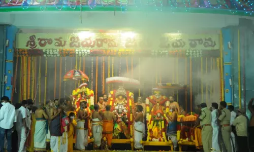 తెలుగు రాష్ట్రాల్లో వైభవంగా వైకుంఠ ఏకాదశి వేడుకలు తెలుగు రాష్ట్రాల్లో వైభవంగా వైకుంఠ ఏకాదశి వేడుకలు