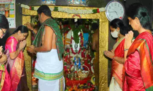 జిల్లెల గూడలోని వెంకటేశ్వర స్వామి ఆలయంలో ఎంఎల్సీ కవిత ప్రత్యేక పూజలు