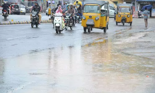 నరక దారులుగా మారిన కోనసీమలోని రహదారులు నరక దారులుగా మారిన కోనసీమలోని రహదారులు