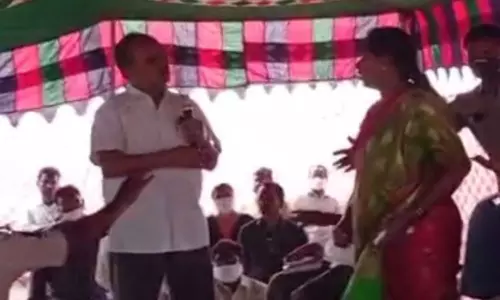 చీరాలలో వైసీపీ నేతల మధ్య బాహాబాహీ చీరాలలో వైసీపీ నేతల మధ్య బాహాబాహీ