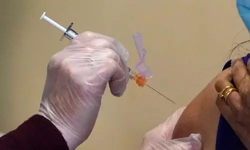 మోడెర్నా టీకా వేయించుకున్న డాక్టర్కు ఎలర్జీ మోడెర్నా టీకా వేయించుకున్న డాక్టర్కు ఎలర్జీ