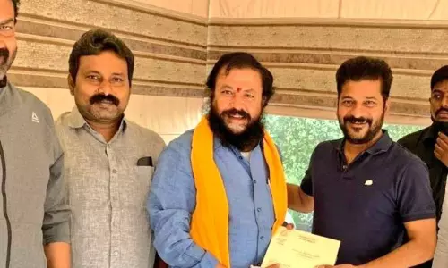 కుమార్తె పెళ్లికి రావాలంటూ రేవంత్ రెడ్డిని ఆహ్వానించిన టీడీపీ మాజీ ఎమ్మెల్యే కుమార్తె పెళ్లికి రావాలంటూ రేవంత్ రెడ్డిని ఆహ్వానించిన టీడీపీ మాజీ ఎమ్మెల్యే