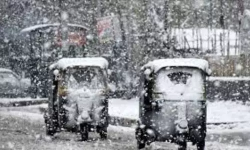 కశ్మీర్‌లో అధికంగా కురుస్తున్న మంచు