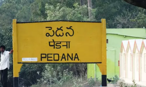 కృష్ణా జిల్లా పెడన మున్సిపల్‌ కమిషనర్‌పై దాడి