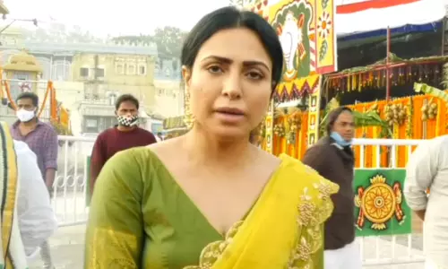 తిరుమల శ్రీవారిని దర్శించుకున్న సినినటి నందిని రాయ్
