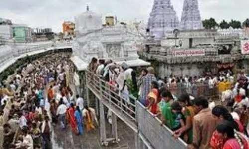 వేములవాడ శ్రీ రాజరాజేశ్వర స్వామి  సన్నిధిలో  భక్తుల రద్దీ