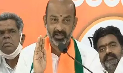 కొనుగోలు కేంద్రాలు ఎత్తివేయడంలో కుట్ర దాగి ఉంది : బండి సంజయ్