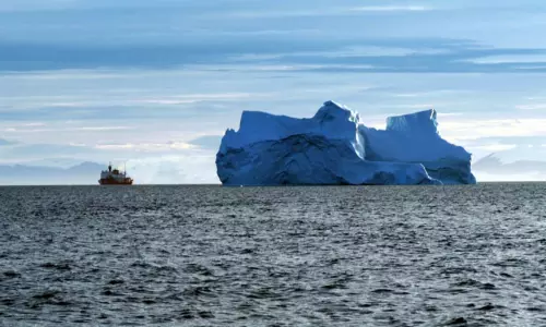 అట్లాంటిక్‌ సముద్రంలో తేలుతూ కదులుతున్న మంచుకొండ