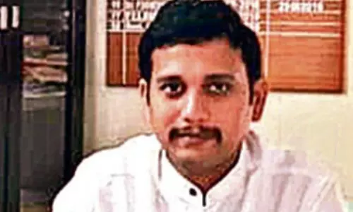 విశాఖలోని మధురవాడ సబ్ రిజిస్ట్రార్ తారకేష్ ఆకస్మిక బదిలీ విశాఖలోని మధురవాడ సబ్ రిజిస్ట్రార్ తారకేష్ ఆకస్మిక బదిలీ