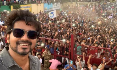 తమిళనాడులో హీరో విజయ్ పొలిటికల్ ఎంట్రీ ఇస్తాడా? తమిళనాడులో హీరో విజయ్ పొలిటికల్ ఎంట్రీ ఇస్తాడా?