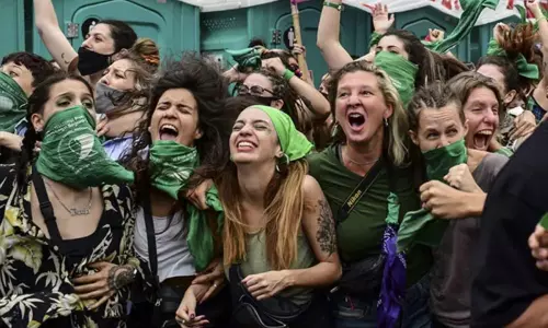 అబార్షన్లను చట్టబద్ధం చేస్తూ అర్జెంటీనా చరిత్రాత్మక నిర్ణయం అబార్షన్లను చట్టబద్ధం చేస్తూ అర్జెంటీనా చరిత్రాత్మక నిర్ణయం