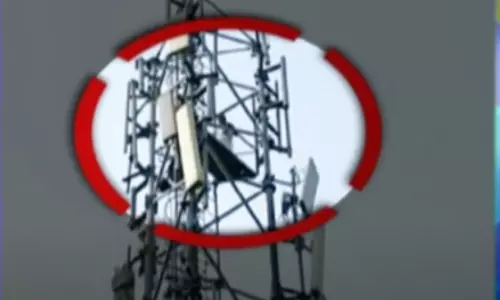 మెదక్ జిల్లా కుకునూర్ లో సెల్ టవర్ ఎక్కి వ్యక్తి హల్ చల్ మెదక్ జిల్లా కుకునూర్ లో సెల్ టవర్ ఎక్కి వ్యక్తి హల్ చల్