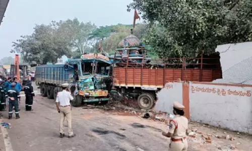 ఉప్పల్‌లో లారీ బీభత్సం: ఒకరి మృతి