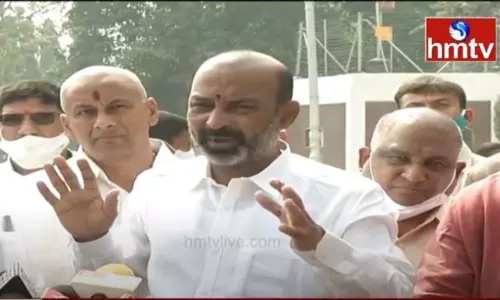 టీఆర్ఎస్ కార్పొరేటర్లు అడ్డగోలుగా అవినీతికి పాల్పడుతున్నారు : బండి సంజయ్ టీఆర్ఎస్ కార్పొరేటర్లు అడ్డగోలుగా అవినీతికి పాల్పడుతున్నారు : బండి సంజయ్