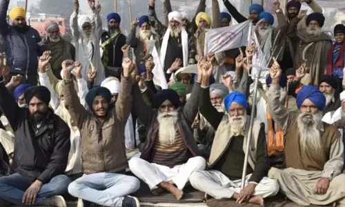 ఢిల్లీలో కొనసాగుతోన్న రైతు నిరసనలు ఢిల్లీలో కొనసాగుతోన్న రైతు నిరసనలు