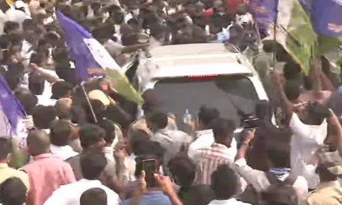 ఎంపీ విజయసాయిరెడ్డి కారుపై టీడీపీ శ్రేణుల దాడి