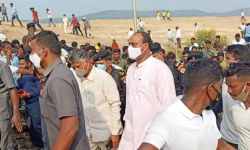 కొండపై టెన్షన్.. టెన్షన్ : బాబు రావడానికి ముందే గుడికి తాళం వేసిన అధికారులు